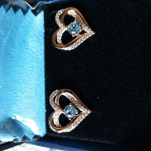 NWT Gold Heart Earrings - Picture 2 of 3
